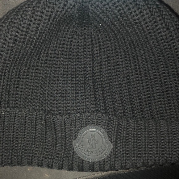 I’m selling moncler hat weared once - Picture 1 of 3